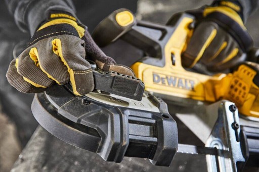 Пила с аккумуляторами для резки 83 мм 18V DeWalt DCS378N