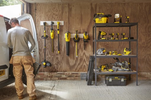 БЕСЩЕТОЧНАЯ ШЛИФОВАЛЬНАЯ МАШИНА STANLEY V20 125 мм SFMCG700B