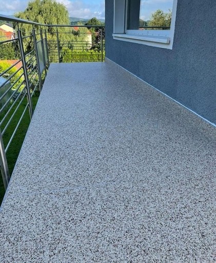 Żywica poliuretanowa na balkon taras zestaw z płatkami i lakierem 15m2
