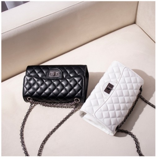КЛАССИЧЕСКАЯ СТЕГАНАЯ СУМКА CHANEL НА ЦЕПИ