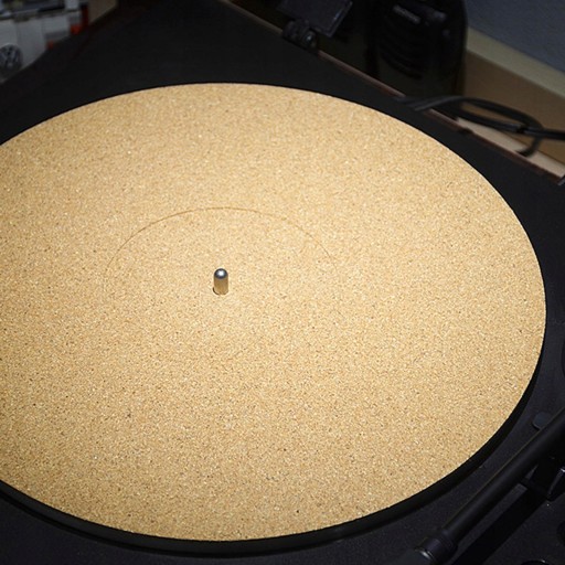 12-дюймовый проигрыватель со встроенным ковриком Slipmat.