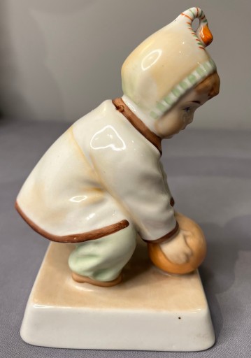 Figurka Zsolnay dziecko bawiące się piłką, Andreas Sinkó, Art Deco, Węgry