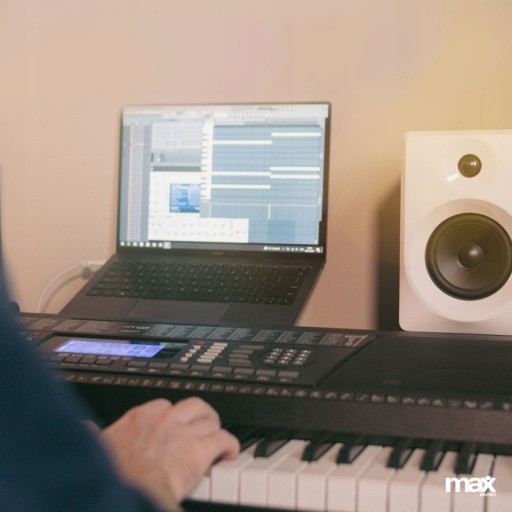 Клавиатура: 61 MIDI-клавиша, ПРОФЕССИОНАЛЬНАЯ ДЛЯ ОБУЧЕНИЯ
