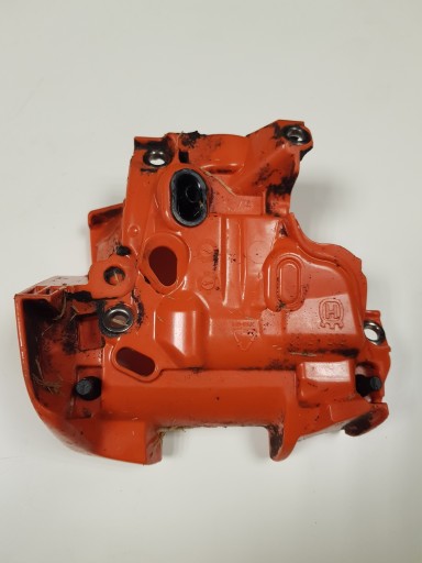 КРЫШКА ОСНОВАНИЯ КАРБЮРАТОРА HUSQVARNA 560XP 555 562XP