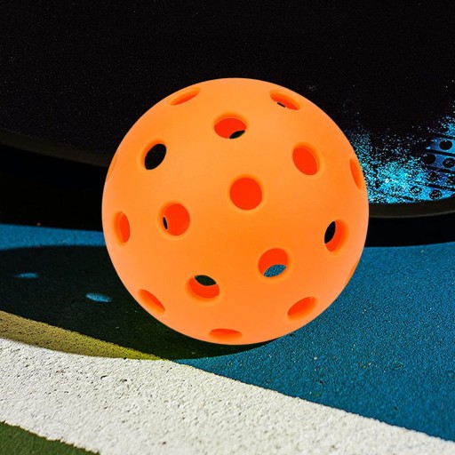 Шарик Pickleball профессионального качества с 40 маленькими, аккуратно просверленными апельсинами.