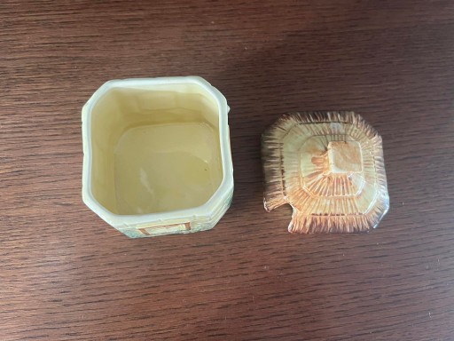 Дом со старой фарфоровой сахарницей