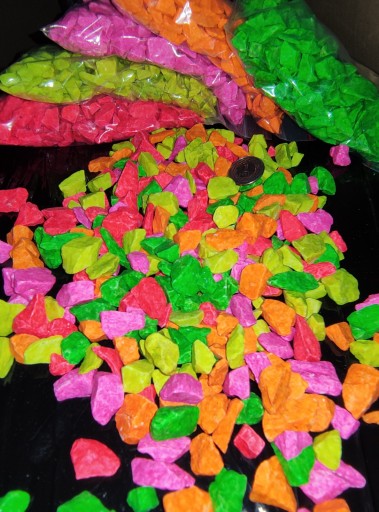 ŚWIECĄCE KAMIENIE W UV FLUORESCENCYJNE 20 sztuk KAMYCZKI OZDOBNE DO WYBORU