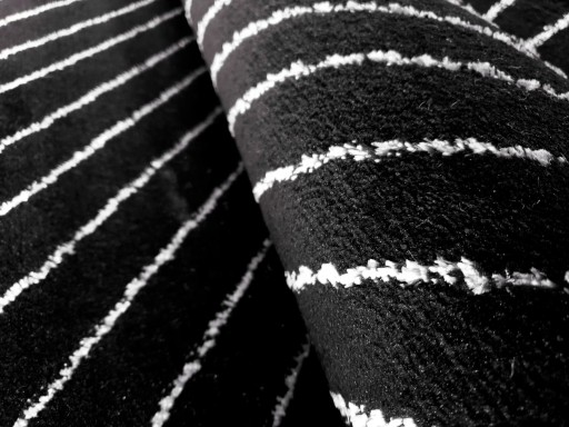 Emerald Lamele Glamour 80x150 Rug Black с серебряными линиями