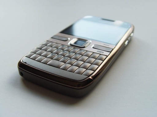 Мобильный телефон Nokia E72 128 МБ / 256 МБ 3G золотой
