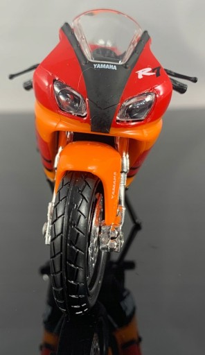 YAMAHA YZF R7 базовая модель 1:18 Maisto