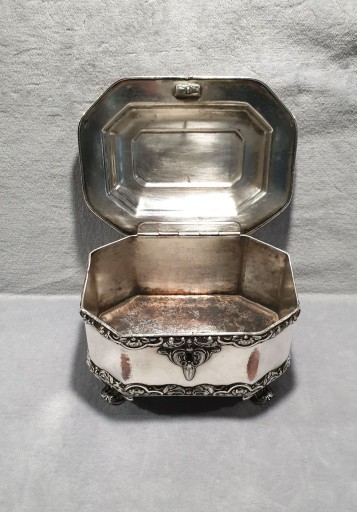 Норблинская сахарница с ключом, 19 век.