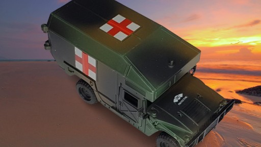 Военный автомобиль Hummer, камуфляж скорой помощи A