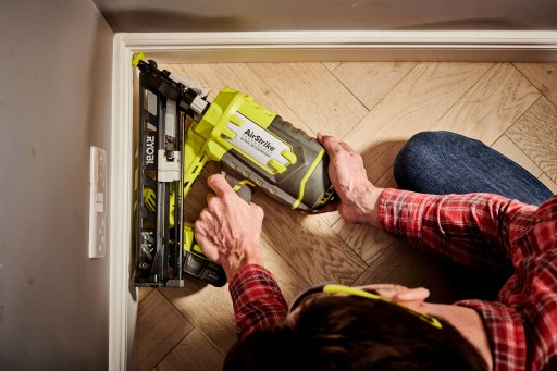 RYOBI АККУМУЛЯТОРНЫЙ ГВОЗДЕР R15GN18-0 1,8 мм