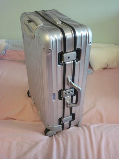 Средний алюминиевый чемодан Rimowa с 4 ключами.