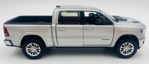 RAM 1500 Crew Cab Laramie 2019 1:27 Motormax 79357 серый