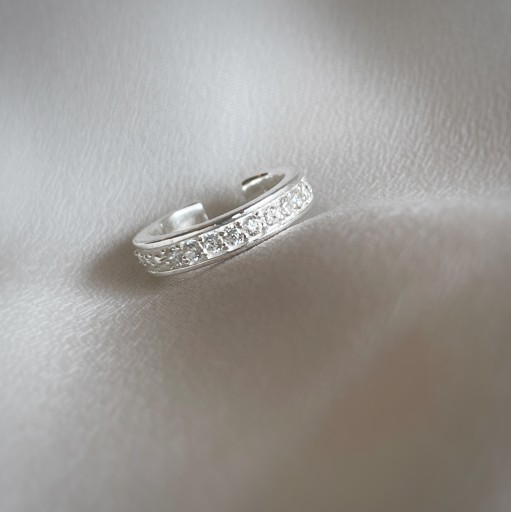 Серебряная серьга с 925 фианитами.