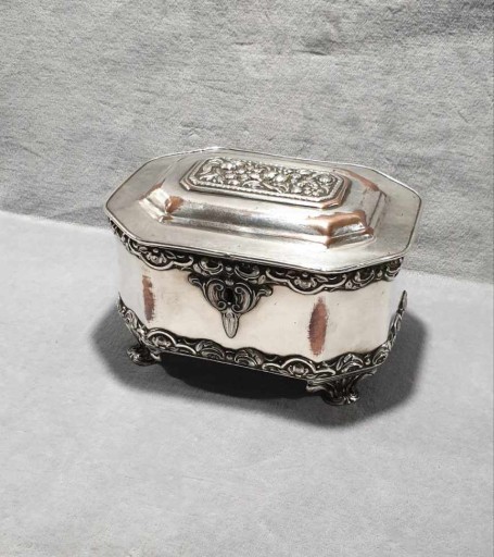 Норблинская сахарница с ключом, 19 век.