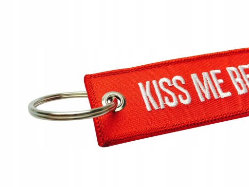 Brelok KISS ME BEFORE FLIGHT - Zawieszka do Kluczy Oryginalny Prezent