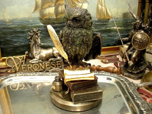 МУДРАЯ СОВА С ПЕРО НА КНИГАХ VERONESE GRAWER v