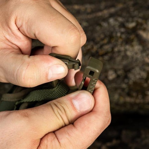 Пластиковый карабин M-Tac MOLLE оливкового цвета