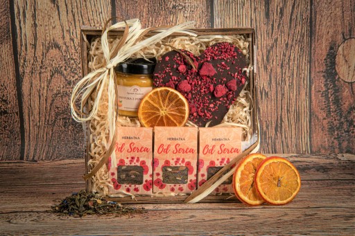 подарочная корзина с чаем и шоколадом GIFT