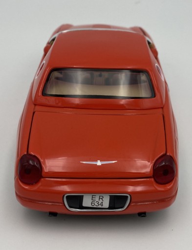Ford THUNDERBIRD год выпуска 2002 1:24 Motormax 79853 красный JAMES BOND