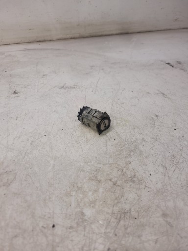 ВСТАВКА ДВЕРИ ЛЕВАЯ ПЕРЕДНЯЯ AUDI A3 8P A4 8E1837064