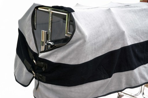 DERKA POLAROWA Z PASAMI 145CM