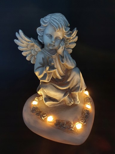 Znicz ANIOŁEK siedzący na sercu podświetlany LED na grób SIOSTRY 18 CM