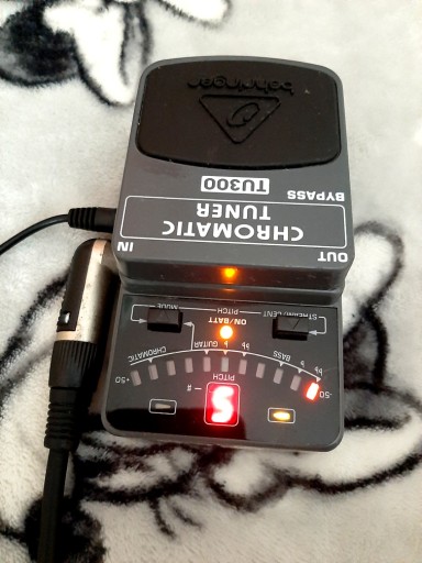 Хроматический тюнер Behringer TU300