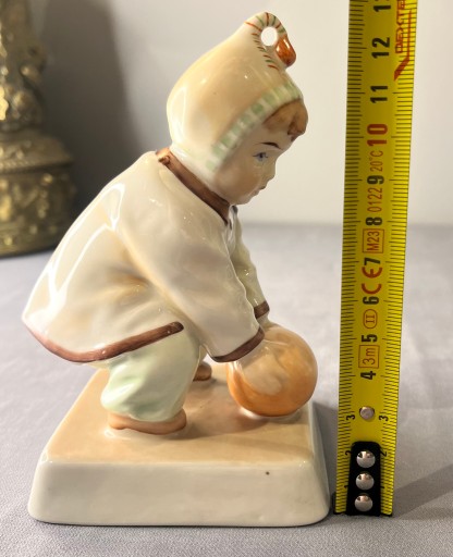 Figurka Zsolnay dziecko bawiące się piłką, Andreas Sinkó, Art Deco, Węgry