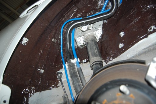Шумоизоляция колесных арок автомобиля Noise Liquidator, масса на щетку: 1 кг.