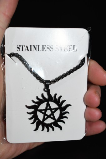 NASZYJNIK, TALIZMAN, pentagram CZARNY, słońce, M