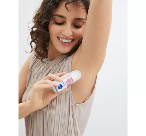 Шариковый антиперспирант NIVEA Derma Dry Control.