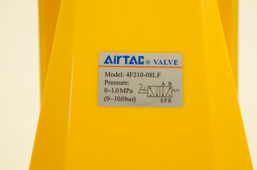 ZAWÓR NOŻNY Z OSŁONĄ I BLOKADĄ AIRTAC 4F210-08LFG 5/2-1/4