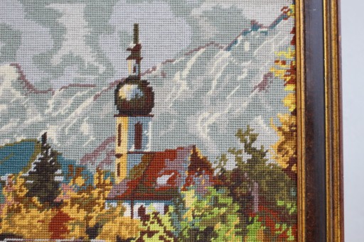 Гобеленовый горный пейзаж с церковью в рамке