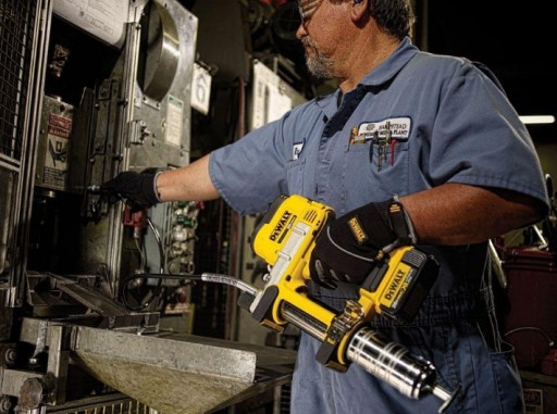 DeWALT DCGG571M1 Аккумуляторный смазочный пистолет 18 В 1x 4,0 Ач