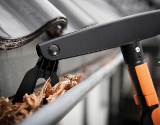 FISKARS ЩЕТКА ДЛЯ ЧИСТКИ ЖЕЛОБОВ С ЛЬДЯНЫМИ ЛИСТЬЯМИ НА ШТОКЕ 2М