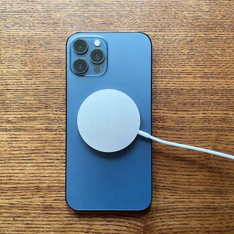 Индуктивное зарядное устройство Apple