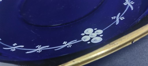 Старая стеклянная позолоченная тарелка с ручной росписью и кобальтовым узором.