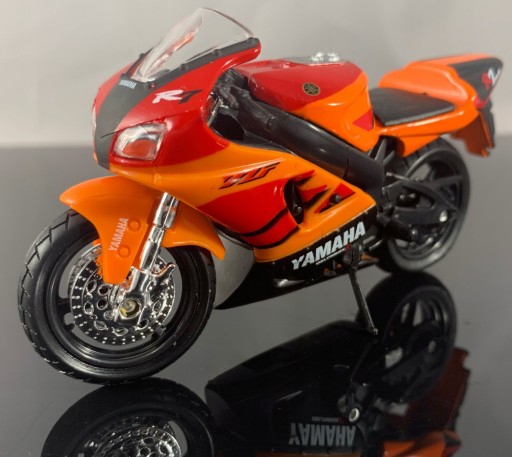 YAMAHA YZF R7 базовая модель 1:18 Maisto