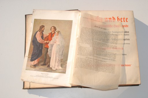 Старые часы и молитвенник, 1911 год, антиквариат.
