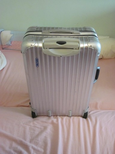 Средний алюминиевый чемодан Rimowa с 4 ключами.