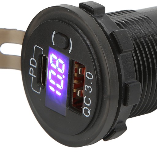 Черная универсальная розетка для зарядного устройства с двумя USB-портами.