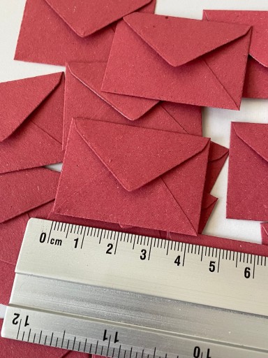 25 миниатюрных красных мини-конвертов из переработанной бумаги 3х4,3 см, лэпбук