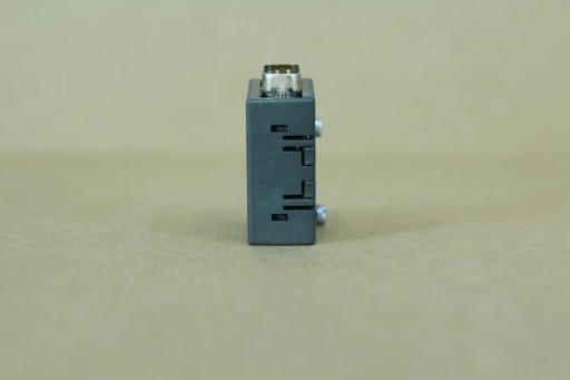 Металлический штекер для сетей PROFIBUS до 12 Мбит/с.