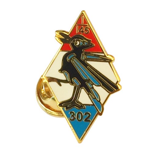 302-я истребительная эскадрилья Познань прикрепляет значок