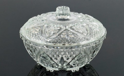 Стеклянная сахарница с хрустальной крышкой.
