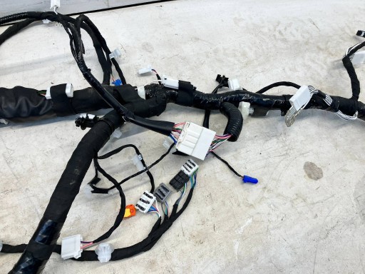 CHR C-HR II 2.0 PHEV Жгут проводов, установка под приборной панелью и консолью