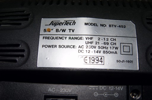 старый маленький черно-белый телевизор supertech BTV-452 5,5